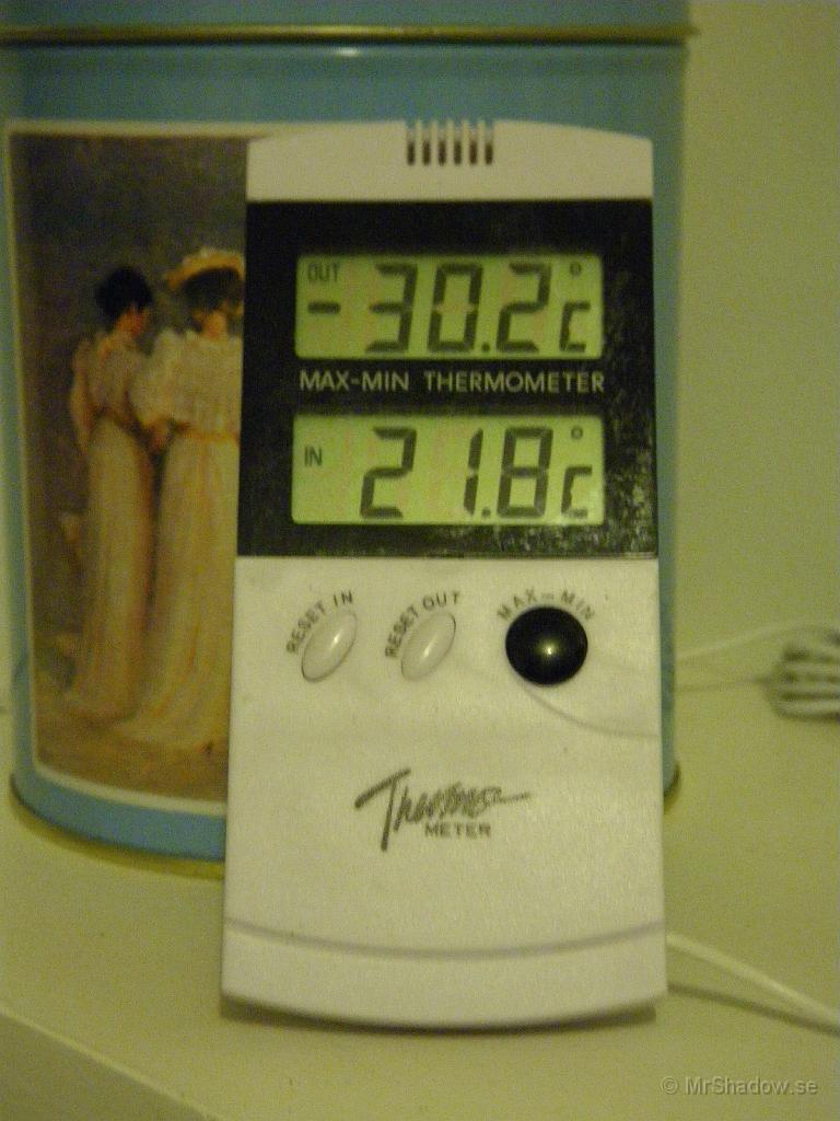 IMGP0280.JPG - 2009-01-15 kl 23:57  Kyligt ute och det tog tid att få upp värmen i köket... Fast det blev liite kallare ändå innan det ljusnade -32.2 var lägsta notteringen på denna termometer