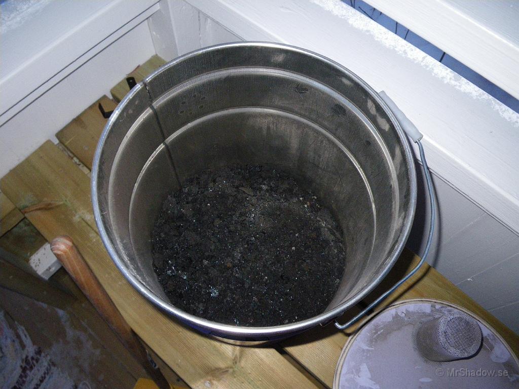 IMGP0288.JPG - Och visst var det skit i kanalen. Några liter sot ock koks skrapades ut genom sotluckan i källaren.