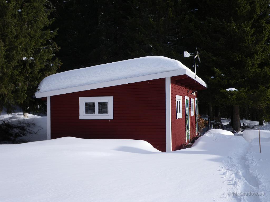 IMGP0540.JPG - Det är ganska mycket snö på uthuset också. Kanske 80 cm eller något sådant, men snön är lättare denna vinter än förra.