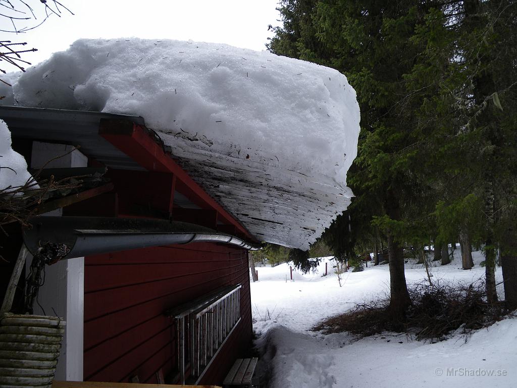 IMGP0568.JPG - Det är riktig lavinfara bakom uthuset. Det är nog närmare en meters utstick på snön, utanför taket