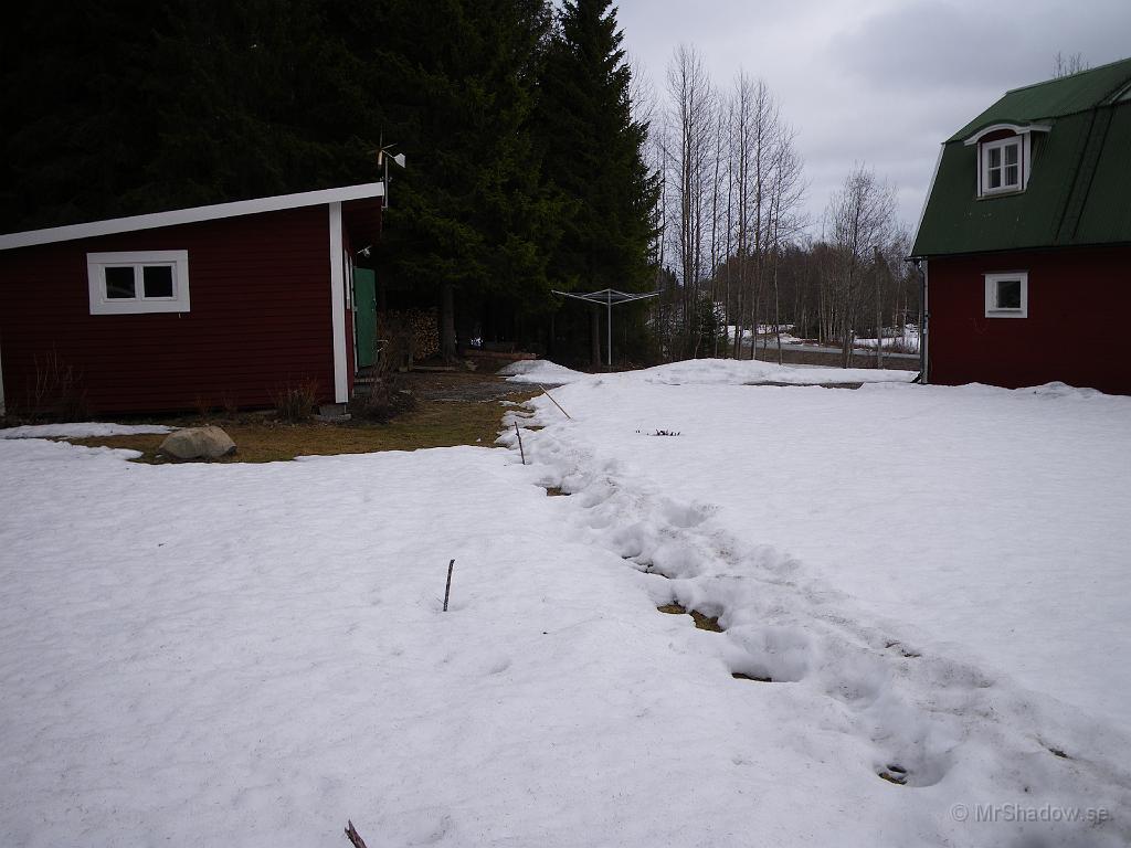 IMGP0732.JPG - Mellan 25 och 30 cm snö är det kvar på gräsmattan