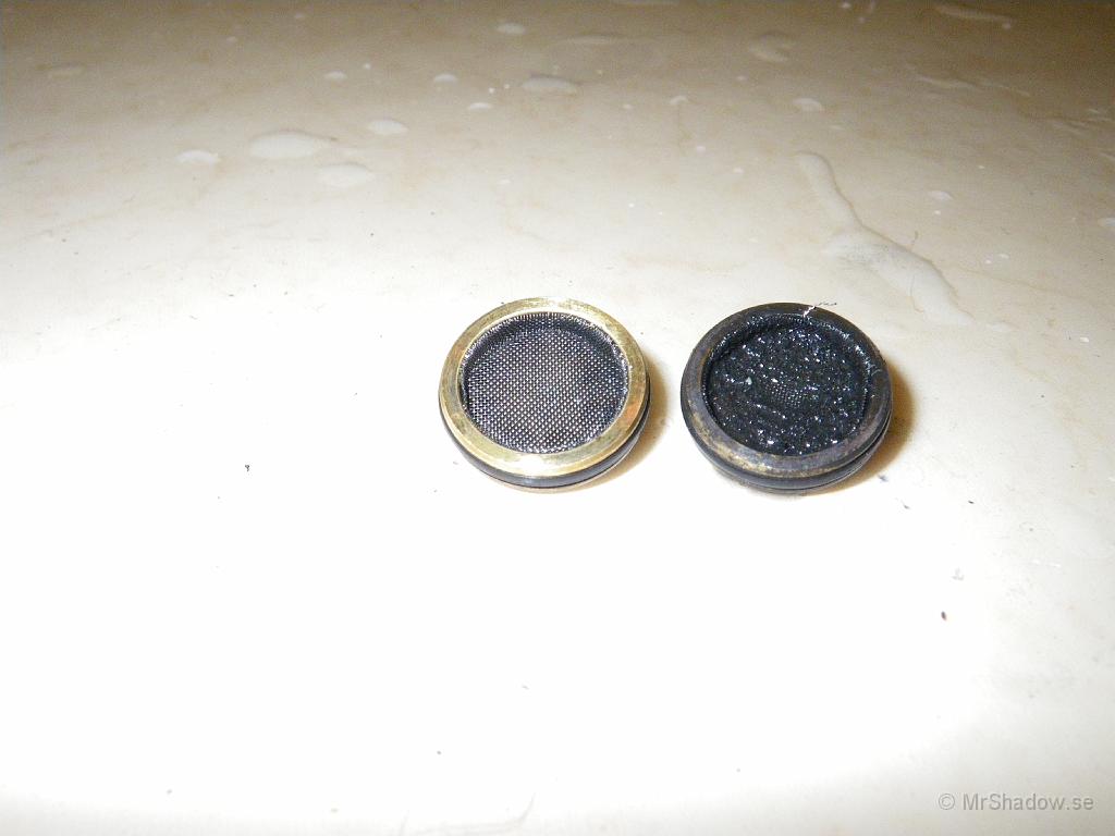 IMGP0937.JPG - 2009-05-16  Dåligt tryck i duschen, ja det har det varit sedan jag köpte Slåttet. Uppställning av pump gav lite bättre flöden, men inte bra. Plockade nu bort blandaren för att kolla silarna och här syns resultat mellan rengjort och inte rengjord sil...
