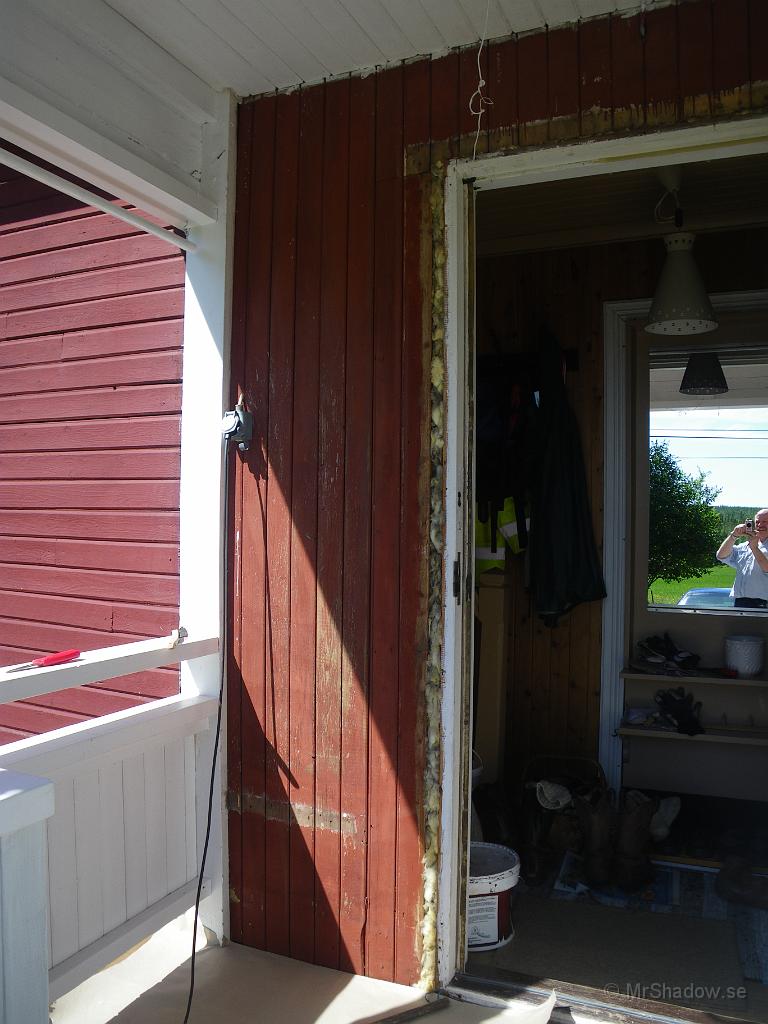 IMGP1348.JPG - 2009-06-28  Har rivit ner dörrfodret för att måla på de bitarna. Samtidigt skall rödfärgen bättras på runt dörren. Innertaket på farstukvisten har också blivit vitmålat