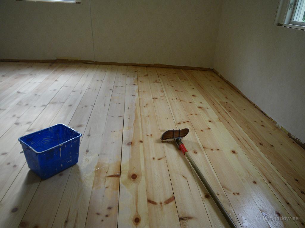 IMGP1620.JPG - Skurade det nyslipade trägolvet med linoljesåpa för första gången. Allt efter som golvet används så kommer det att bli hårdare och med denna såpa håller sig golvet fint.