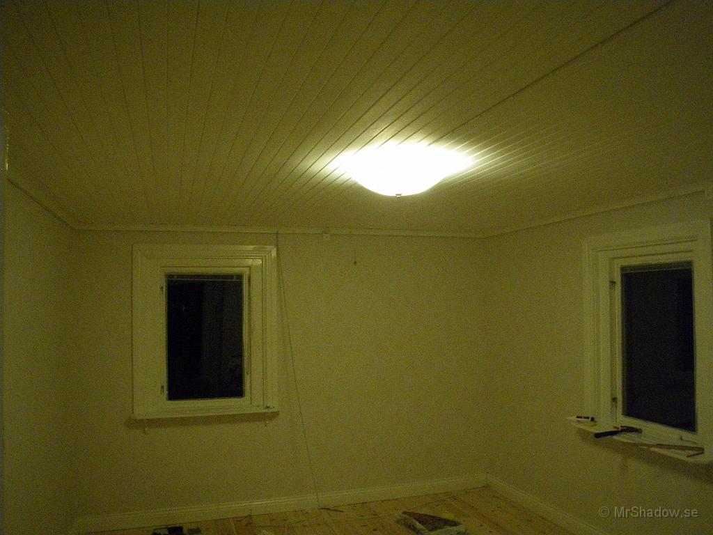 IMGP1837.JPG - Nu har det kommit en taklampa på plats i vardagsrummet. Dålig bild, men den visar i vart fall att lampan lyser :-)
