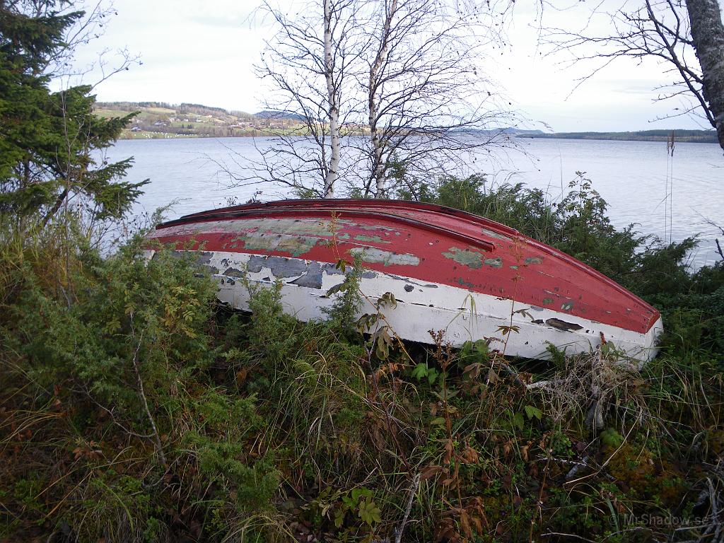IMGP2208.JPG - Gick en liten runda ner til sjön och "hittade" denna båt.