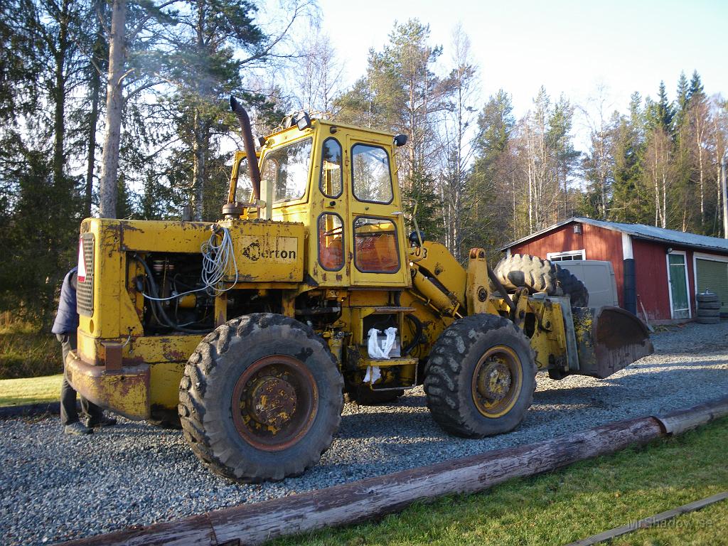 IMGP2335.JPG - 2009-11-01  När andra fixar en snöslunga, köper grannen en traktor. Inte årets modell men går nog köra lite snö med..