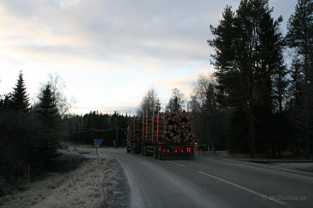 IMG_5684.JPG - Undrar om det skall bli tandpetare i Norge av det där ?? I vanliga fall brukar ju virkesbilarna åka åt andra hållet.