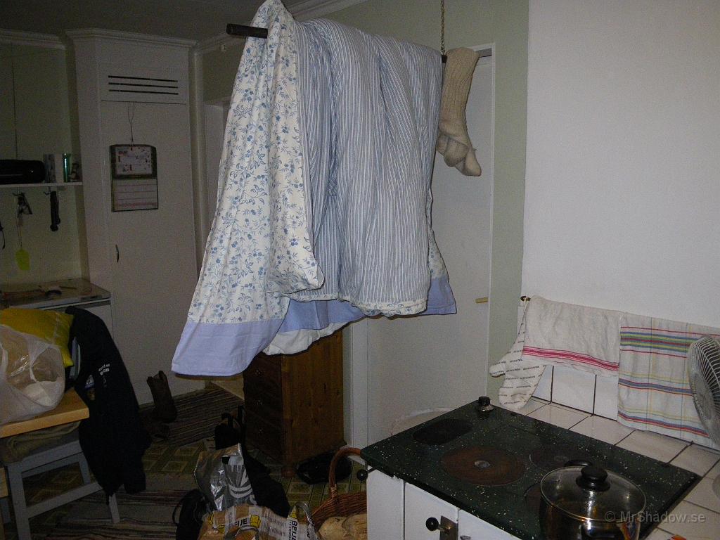 IMGP2525.JPG - Kalla sängkläder är inte kul, så jag hängde upp täcket vid spisen. Dra att få lite värme i sängkläderna innan man skulle krypa ner i soffan.