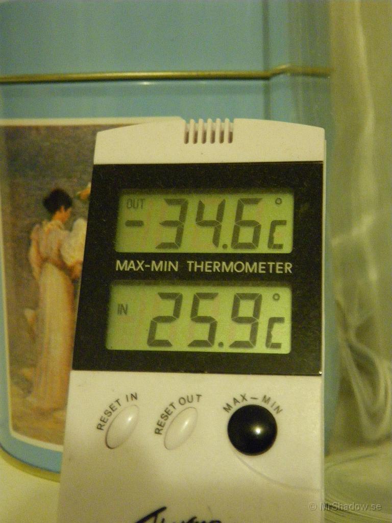 IMGP2538.JPG - Natten mellan den 7 och 8 jan är det ganska varmt i köket, men liite bistert ute. Dock inte officiell Slåttetemp..