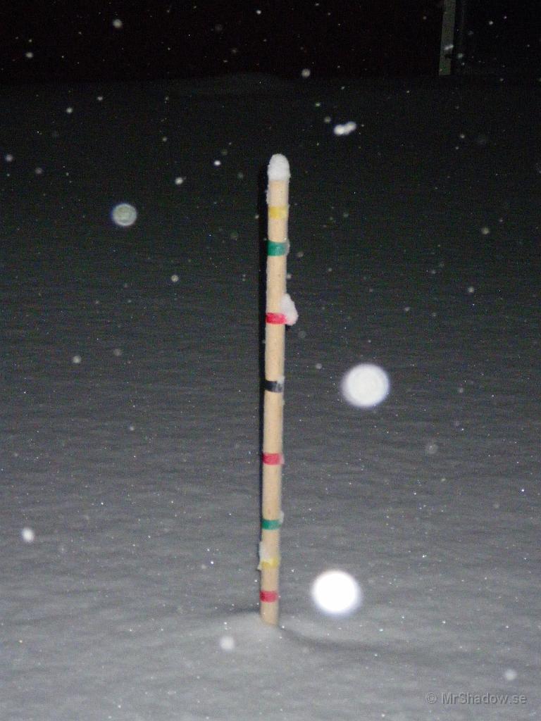 IMGP2821.jpg - Ett par timmars snöande ger lite snö och nu börjar det nästan vara 70cm på mätpinnen. Men det har nog blåst bort en del också, då det syns att det drivit lite..