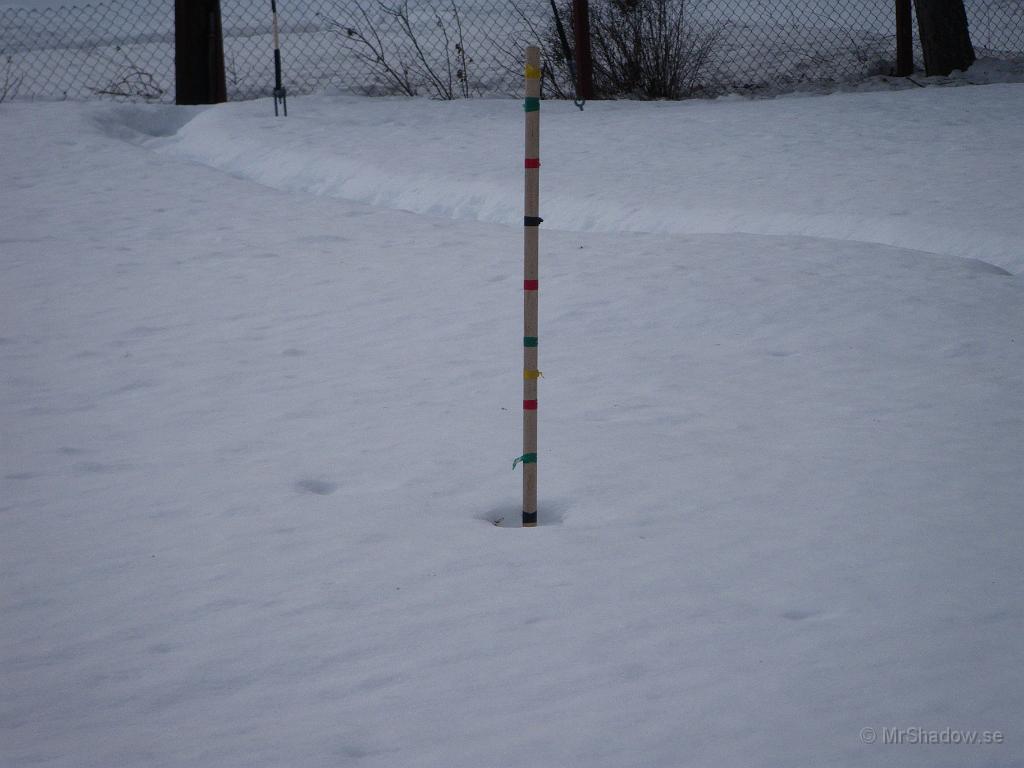 IMGP3073.JPG - Snöpinnen skvallrar om ca 50cm snö fortfarande.