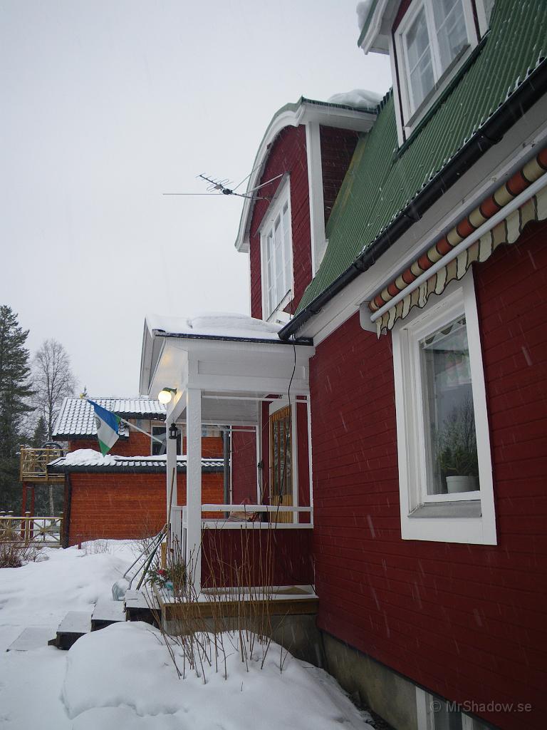 IMGP3124.jpg - Snön ligger tyst på taket.. På farstukvisten i vart fall..