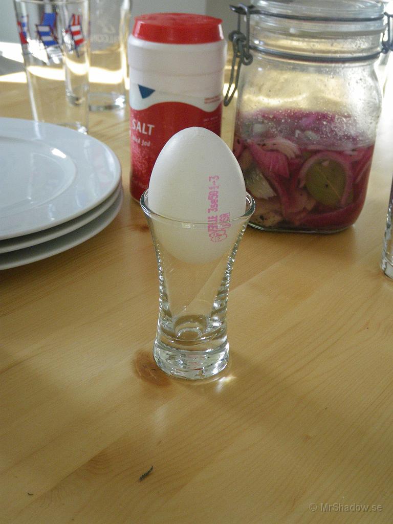IMGP3152.jpg - 2010-04-02  Under påsken så äter man ägg. Just äggkoppar saknas i skåpet, så då fick man vara lite innovativ. Snappsglaset passade ju perfekt som ersättare till äggkoppen ;-)