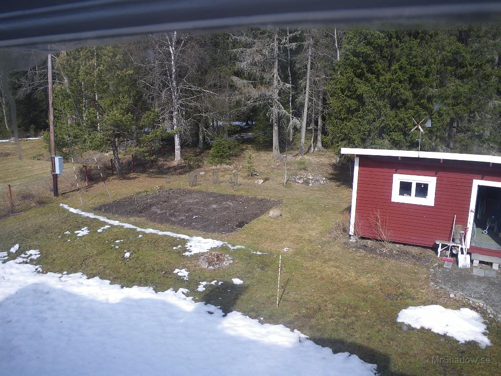 IMGP3230.JPG - Utsikt från kammar'n på övervåningen igen. Nu har verkligen snötäcket fått ge vika överträdgårdslandet. Dock massor kvar i skuggan.. av huset..