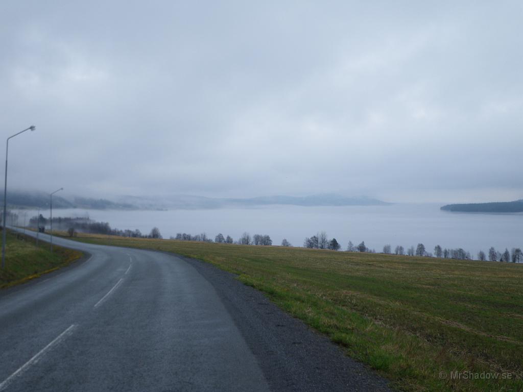 IMGP3329.JPG - På väg in mot stan, så var jag bara tvungen att stanna och plåta utsikten. Eller rättare sagt (skrivet) där det brukar vara vacker utsikt... Denna dag lågt gående moln istället..