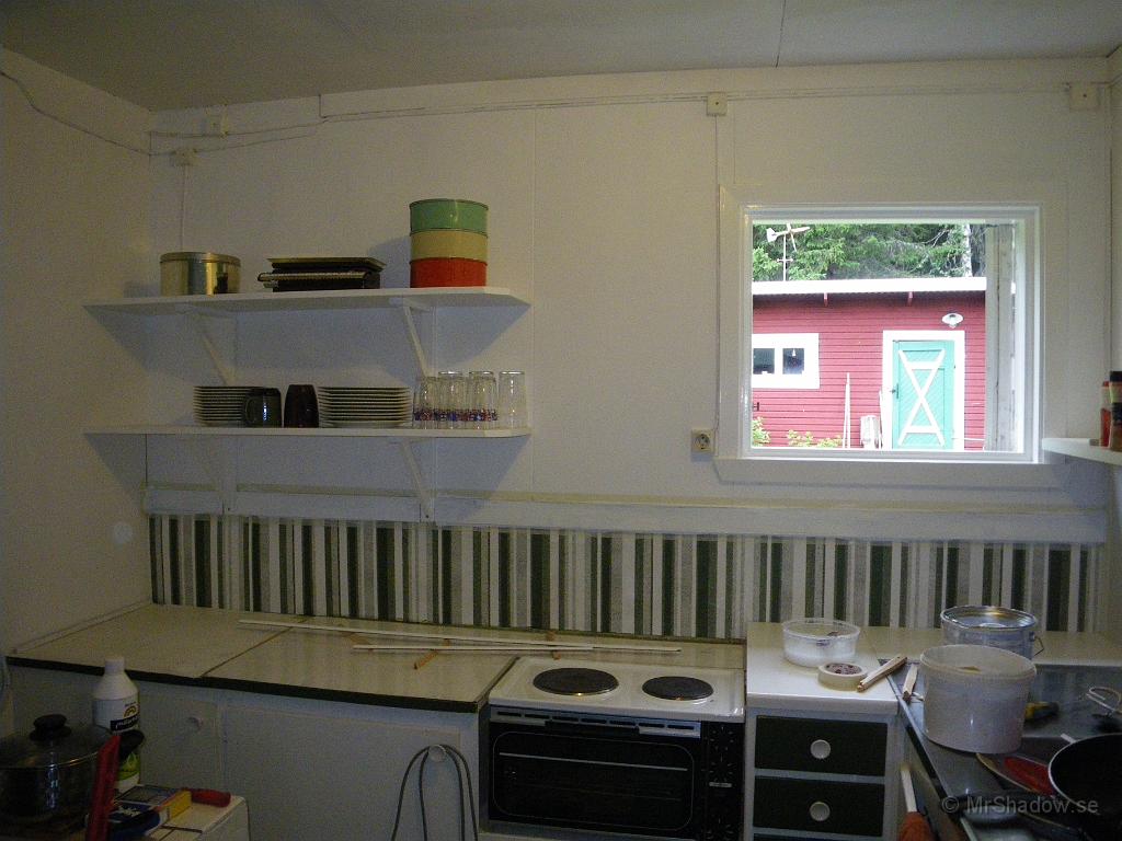 IMGP3907.JPG - Nu är hela väggen målad och det är också fönsterkarm och "gröna" listen. Kvarstår lite el och listjobb..