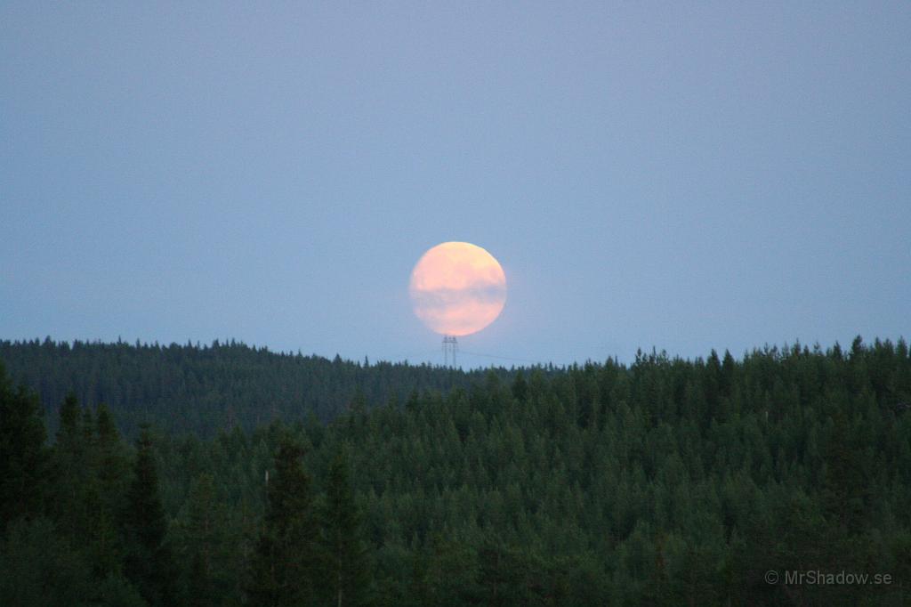 IMG_8626.JPG - Månen balanserar någon sekund på kraftledningsstolpen.. Klockan är här ca 22:38. Stod och tittade en stund och man såg månen röra sig..
