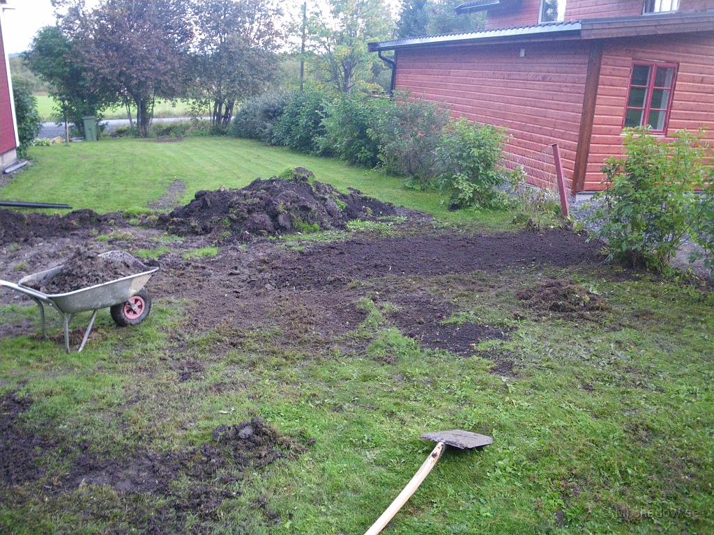 IMGP4164.JPG - Har börjat justera till "diket" mot grannen.. Här får man först gräva ur lera för att göra plats för matjord och det är tuungt..