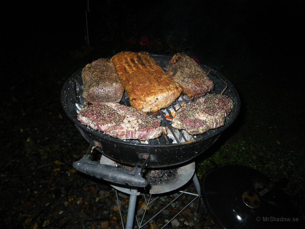IMGP4336.JPG - Matlagning sent på lördag kväll. En blandning av gris, nöt och hjortkött tillagas.