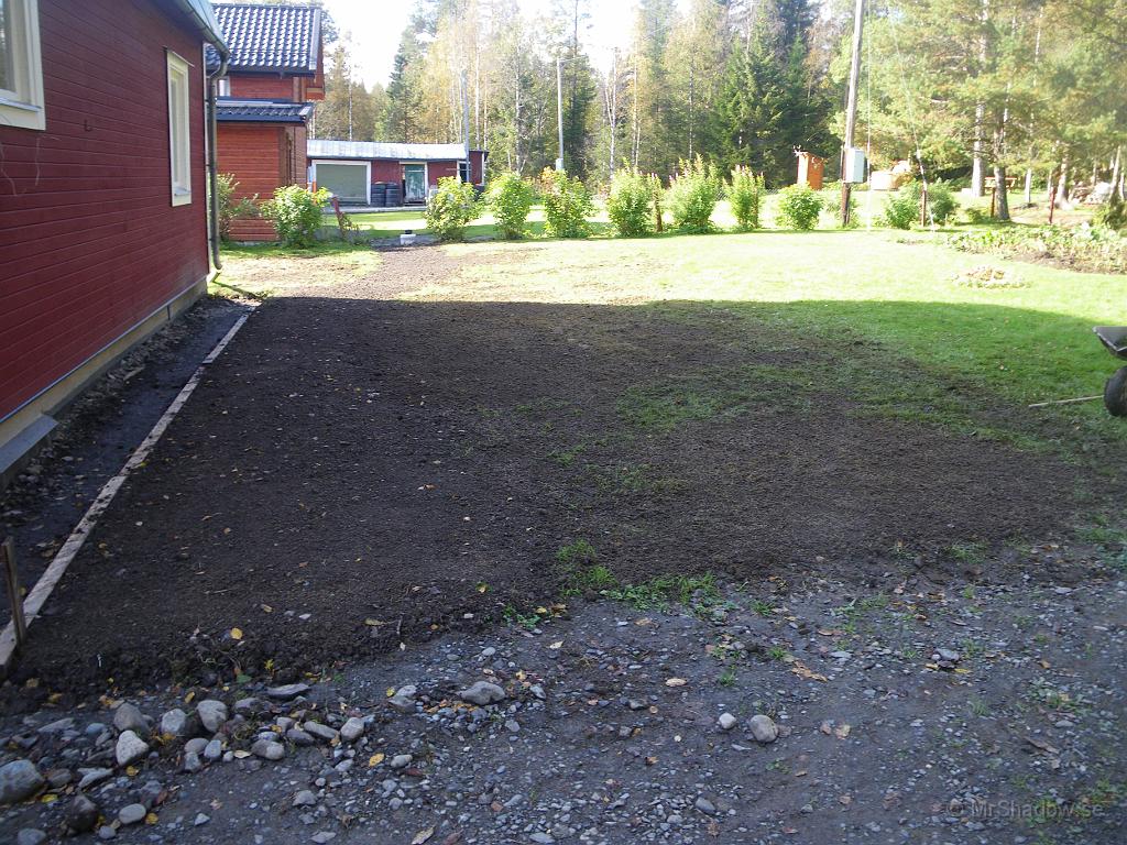 IMGP4342.JPG - 2010-09-19  Efter lite bearbetning så är nu gräsmattan i stort klar.. Nu skall bara gräset växa upp..
