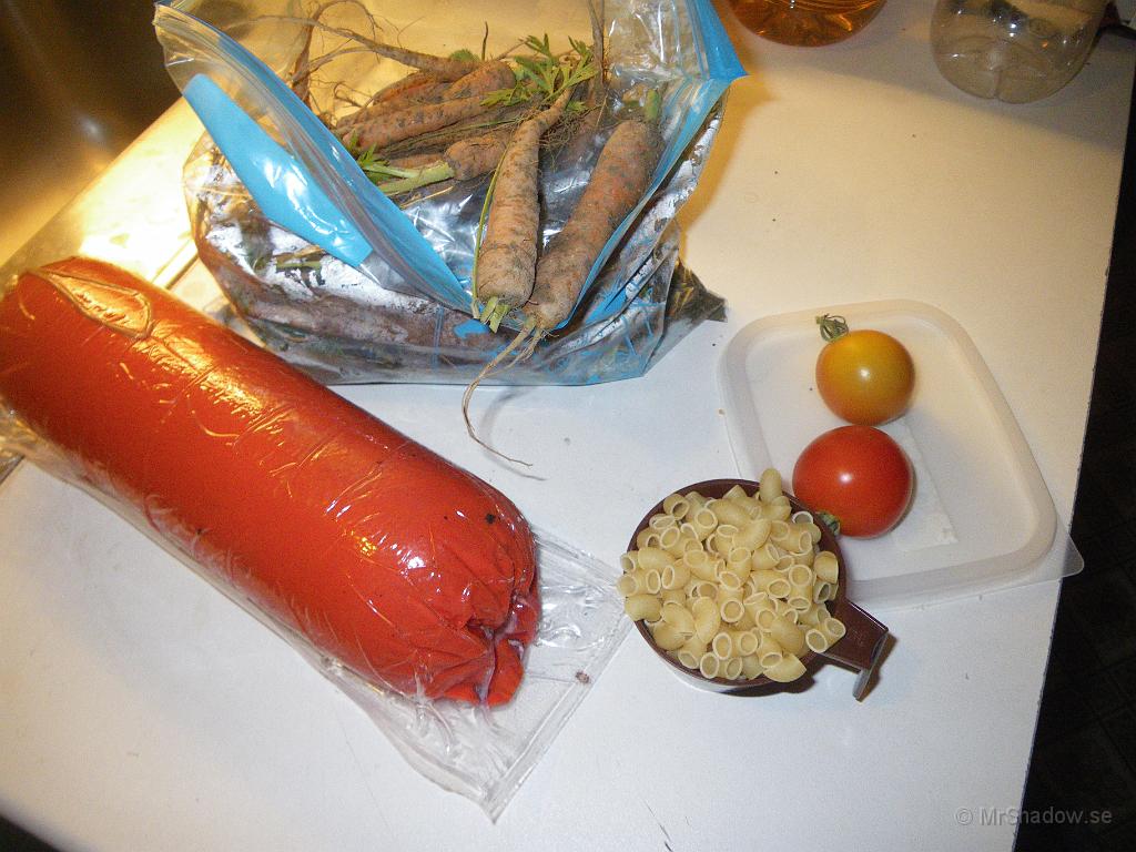 IMGP4750.JPG - Inte fel till söndagmiddag :-) Makaroner och falukorv, med lite morötter och tomater till..
