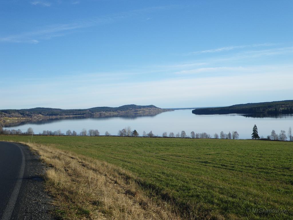 IMGP4859.JPG - Utsikten över Alsensjön var helt underbar denna dag. Sjön var alldeles spegelblank