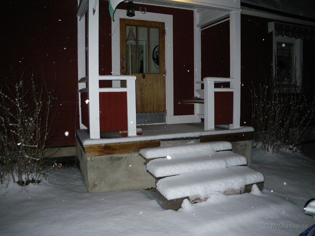 IMGP4930.JPG - 2010-11-12  Så har det kommit en dm snö i Slåtte. Dags att röja innan man går in..