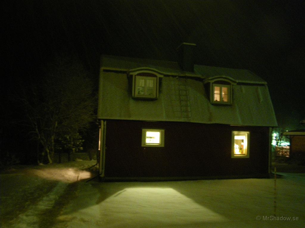 IMGP4936.JPG - Novemberkväll och snön ligger tyst på taket..