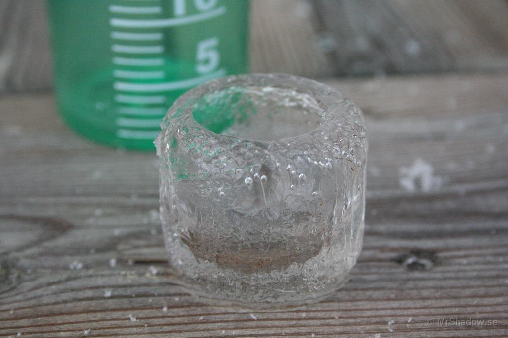 IMG_0906.JPG - Tömde regnmätaren och det hade bildats en mugg av is i den..