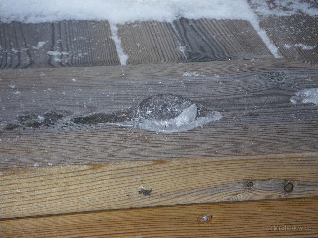 IMGP5516.JPG - 2011-01-16  Resterna av "ismuggen" från regnmätaren, visar att det inte varit så mycket plusgrader senaste månaderna..