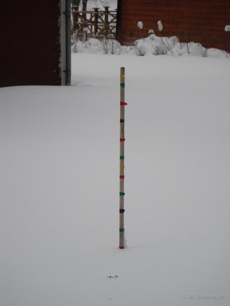 IMGP5522.jpg - Pinnen visar endast 30cm, men just där den står är det också ganska lite med snö..