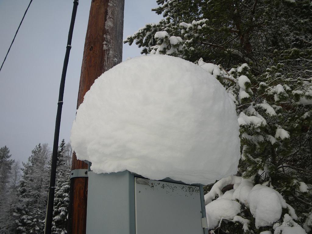 IMGP5584.JPG - Så är det lite snö ovanpå elskåpet, men ett par timmar senare har det rasat av.. Utan hjälp...