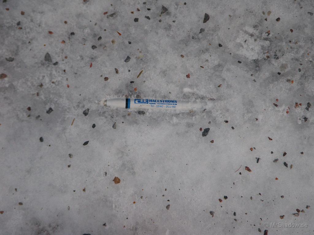 IMGP5617.JPG - 2011-01-29  Den pennan har jag saknat.. Fastfrusen i isen på uppfarten..  Den får nog ligga till våren tror jag..