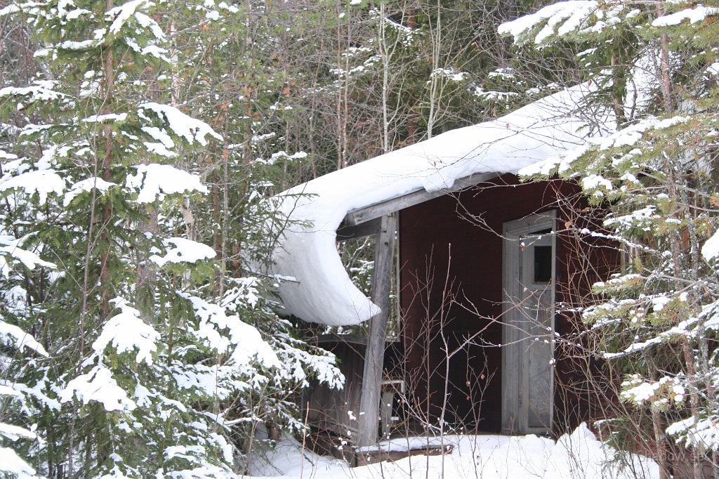 IMG_1561.JPG - Jaktpaviljongen ser intakt ut i vart fall. Härligt med snön som sakta glider av taket..