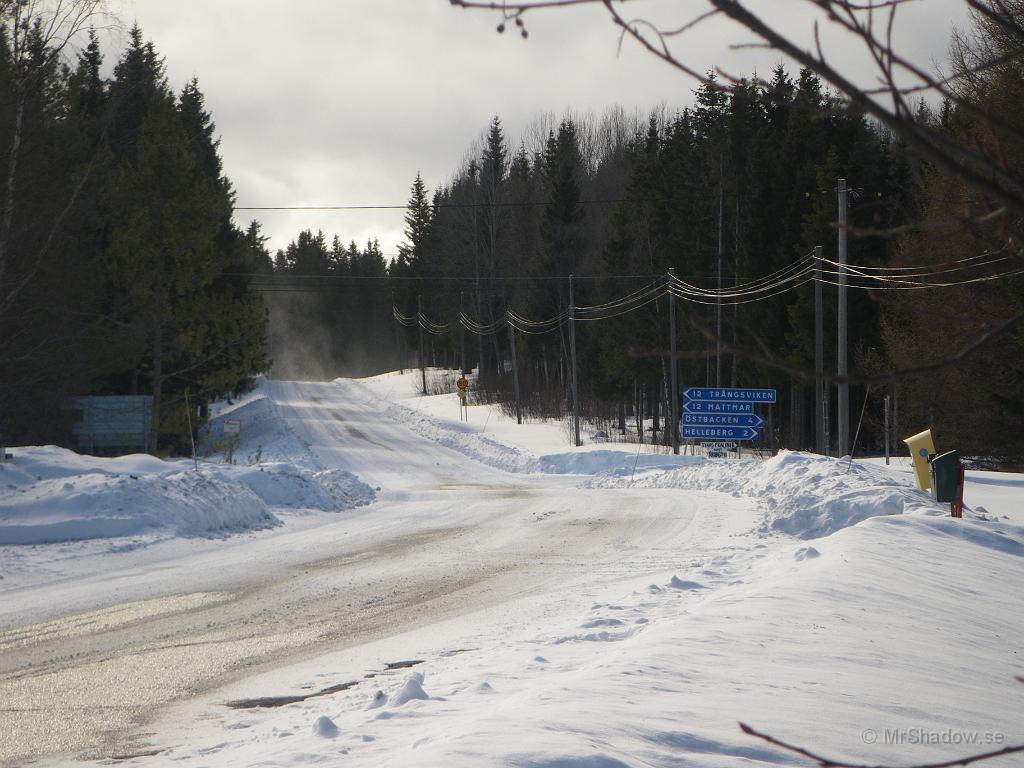 IMGP5916.JPG - Upp mot Slåtte gård, är det lite lokal snöstorm som det ser ut..