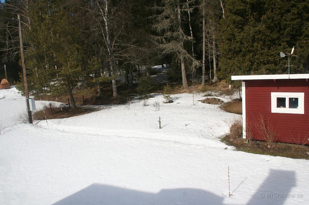 IMG_1866.JPG - 2011-04-03  Våren har nu kommit på allvar och snön har börjat tina bort lite här och där.. Fortfarande är det dock mer än 40cm på gräsmattan..