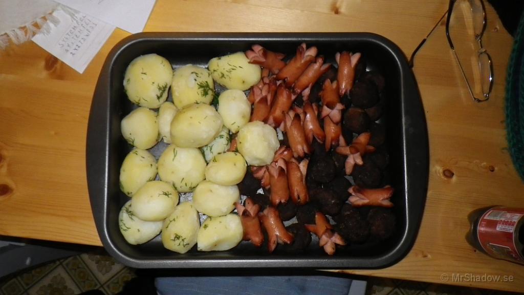 IMGP0094.JPG - Lite mat hade de med sig :-) Potatis, kötbullar och prinskorv.