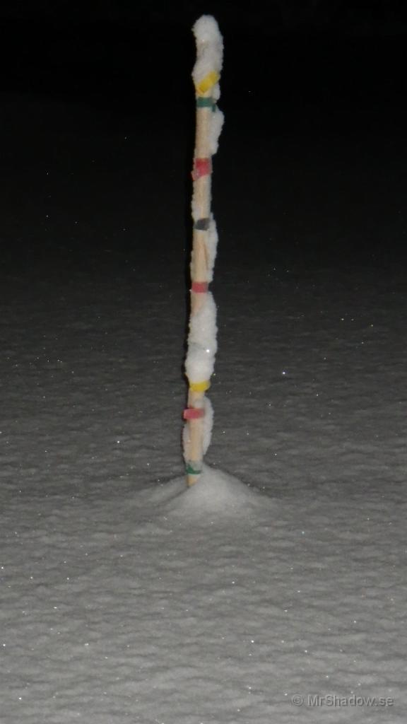 IMGP0258.jpg - Även mätpinnen ser nersnöad ut.. Ungefär 55 cm med snö är det i vart fall... Vid pinnen..