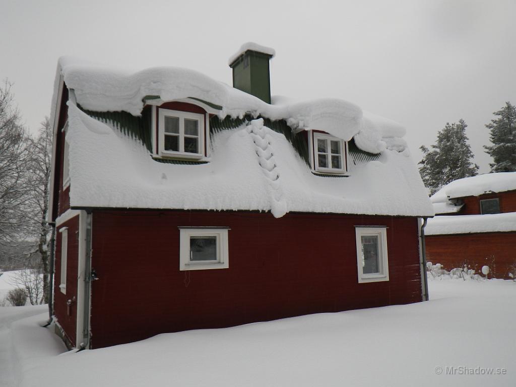 IMGP0302.JPG - 2012-01-15  Det ligger en del snö på taket