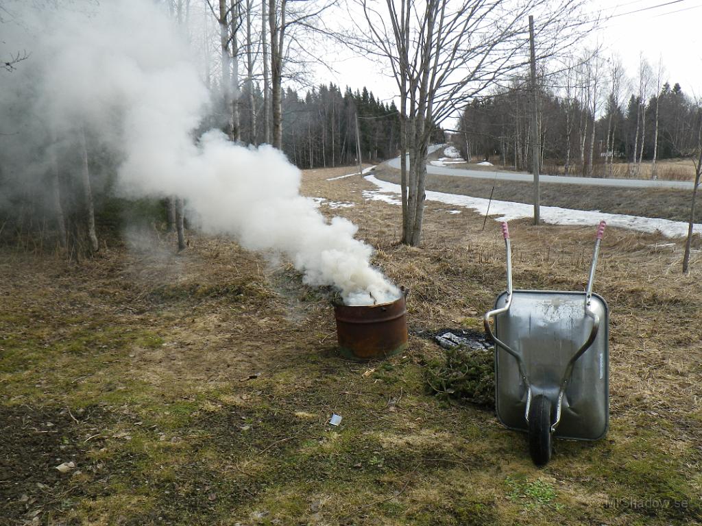 IMGP0640.JPG - 2012-04-15  Dags att städa och elda upp lite skräp..