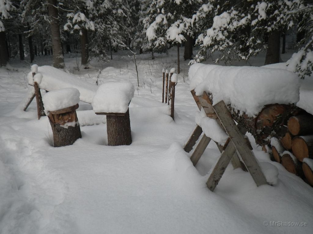 IMGP1825.JPG - Till och med sågbocken börjar få svårt med snön.