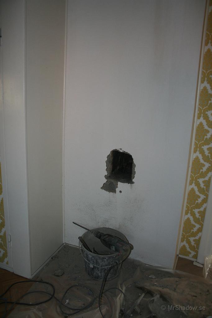 IMG_2926.JPG - Lite modifierat så blev det ett fyrkantigt hål in i muren från vardagsrummet.Lättare att gå från denna sida in i rökgången, än att lyfta ur spisen i köket på andra sidan...