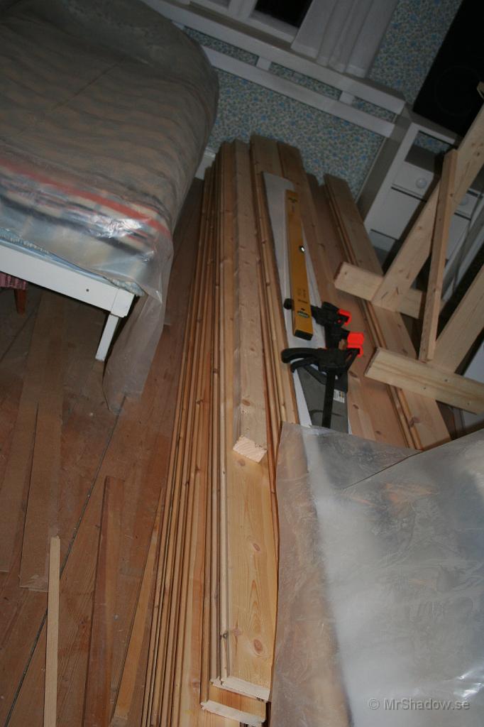 IMG_2945.JPG - Det återstår några plank att lägga förståss, innan golvet är klartHär virkes förrådet i kammarn