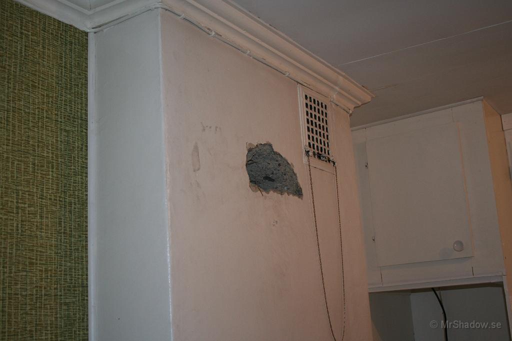 IMG_2949.JPG - Stort hål i muren ovan spisen i köket där spjället suttit