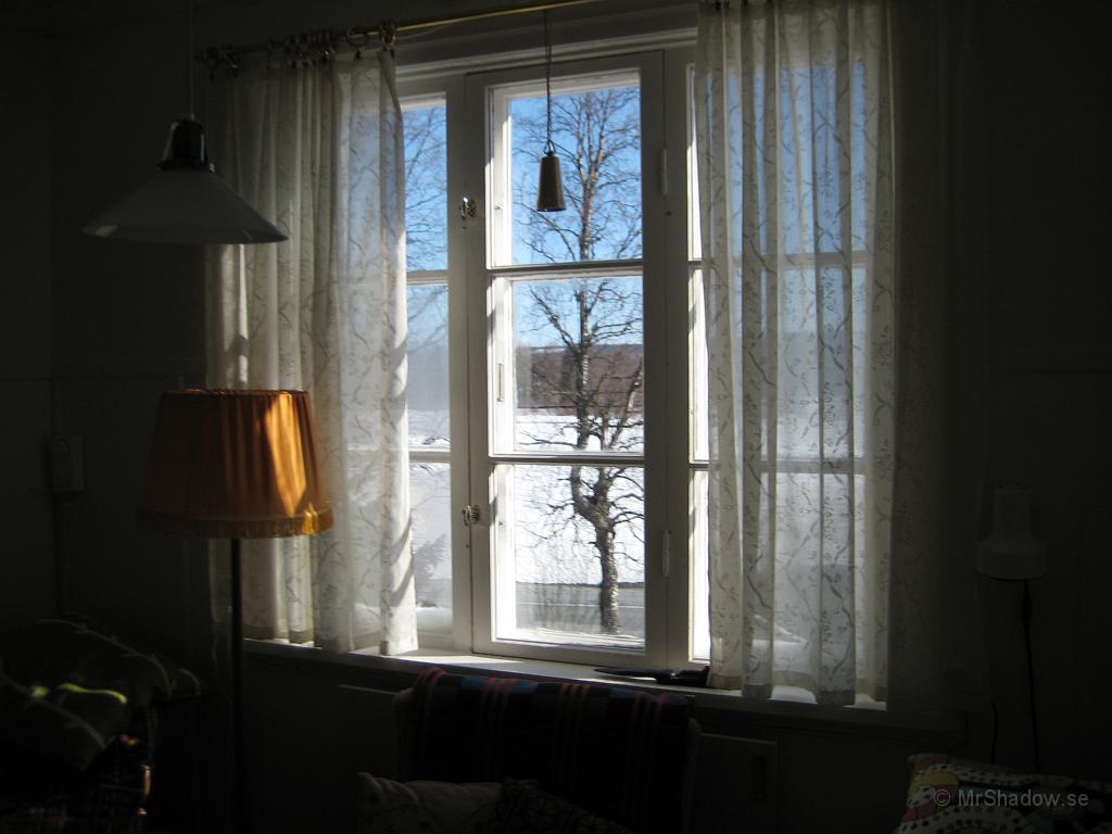 IX70_0874.JPG - Fint väder och solen lyser in genom fönstret
