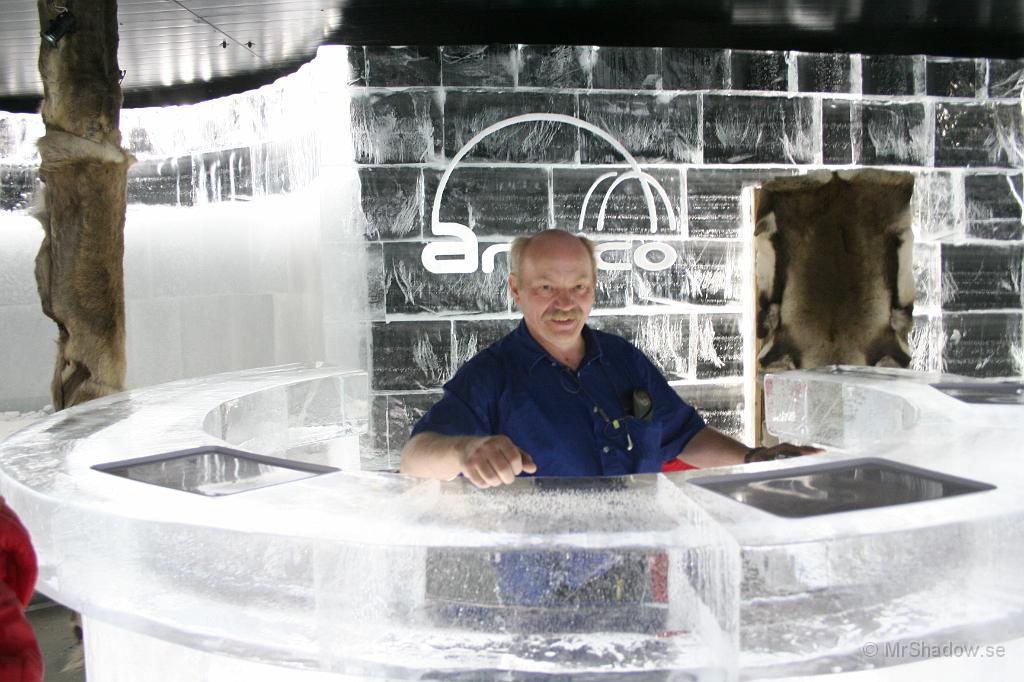 IMG_4204.JPG - Artico Ice Bar i Honningsvaer..  Inte så kyligt, bara -5. Turistfälla i ett fryshus som drivs av en spanjor.. Bara en person som förstod norska/svenska på den firman !! ..