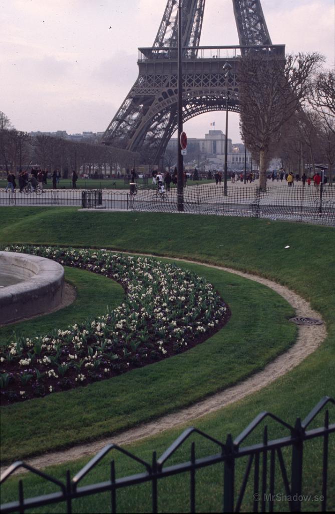 62-0012.jpg - Park i närheten av Eiffeltornet