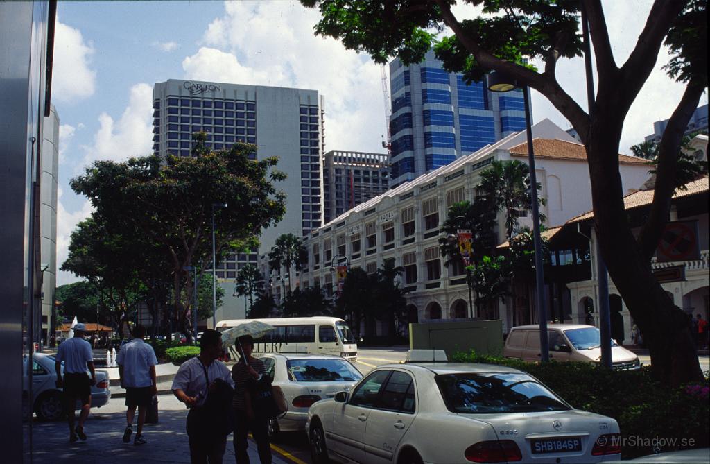 67-0040.jpg - Närmaste granne med vårt hotell ligger ett annat känt ställe, Raffles Hotell Singapore