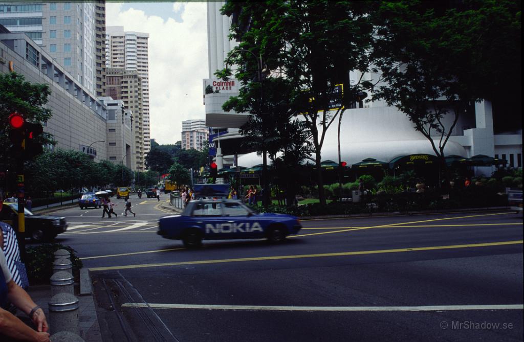 67-0048.jpg - I närheten av Orchid road, Singapores största affärsgata. Taxi med reklam för ett kännt varumärke :-)